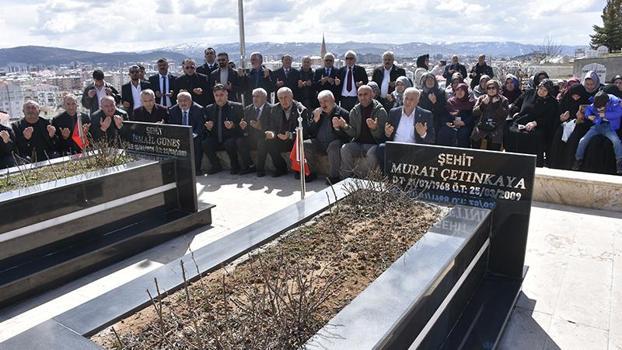 Düşen helikopterde Yazıcıoğlu ile birlikte hayatını kaybeden 4 kişi, mezarları başında anıldı