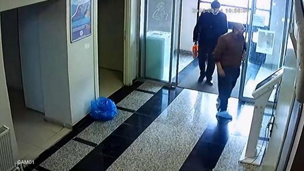 Sağlık merkezine çamurlu çizmelerini çıkarıp galoşla girdi; o anlar kamerada