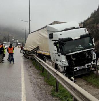 Park halindeyken hareket eden TIR, refüje çarptı