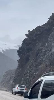 Yüksekova'da heyelan anları kamerada