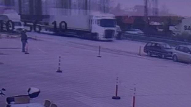 Minibüsün çarptığı yaya yaralandı; kaza anı kamerada