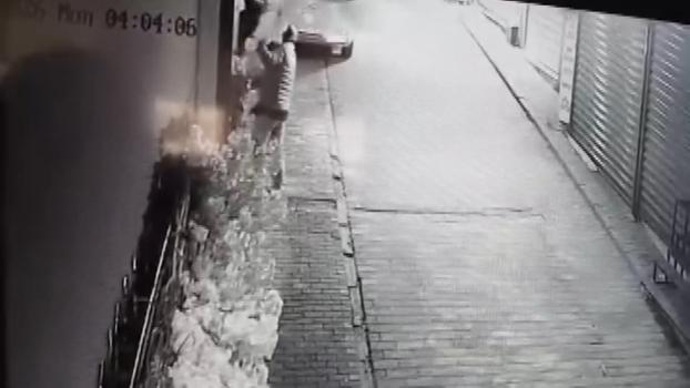 Camı açamayan hırsız, kapıdaki değerli süs ağacını söktü; o anlar kamerada