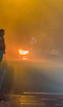 İstanbul - Küçükçekmece'de seyir halindeki otomobil alev alev yandı