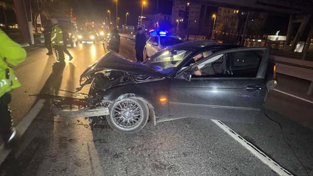 Avcılar D-100’de bariyerlere çarpıp kaza yaptı; aracını bırakıp kaçtı