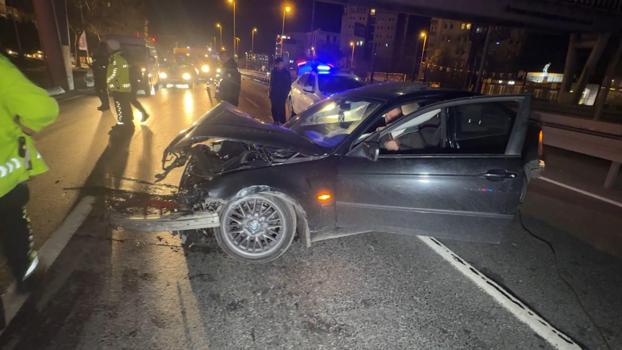 İstanbul - Avcılar D-100’de bariyerlere çarpıp kaza yaptı; aracını bırakıp kaçtı