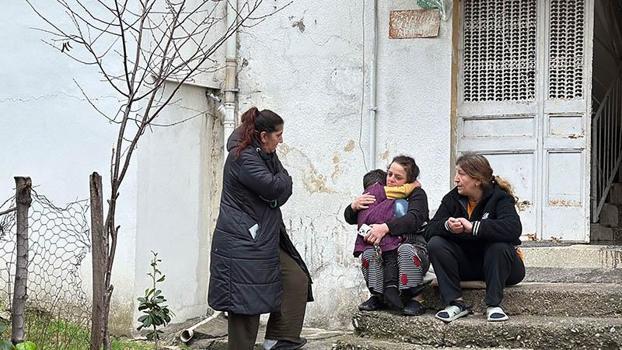 Evde tek başına olan çocuk çakmakla oynarken evi yaktı; 2 kişi dumandan etkilendi
