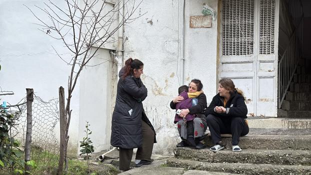 Evde tek başına olan çocuk çakmakla oynarken evi yaktı; 2 kişi dumandan etkilendi