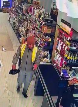 Temizlik işçisi, ayakkabılarını çıkarıp markete girdi