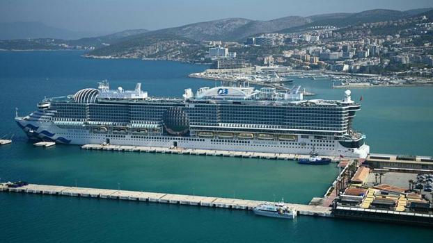 Kuşadası'na kruvaziyerle 4 bin 12 turist geldi