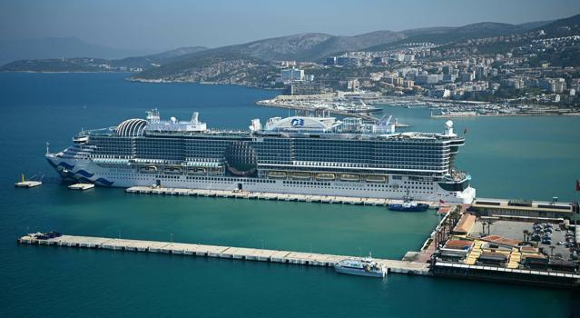 Kuşadası'na kruvaziyerle 4 bin 12 turist geldi