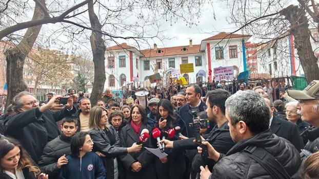 Ankara'da okul binasının devredilmesine tepki gösteren öğrenci ve velilerden basın açıklaması