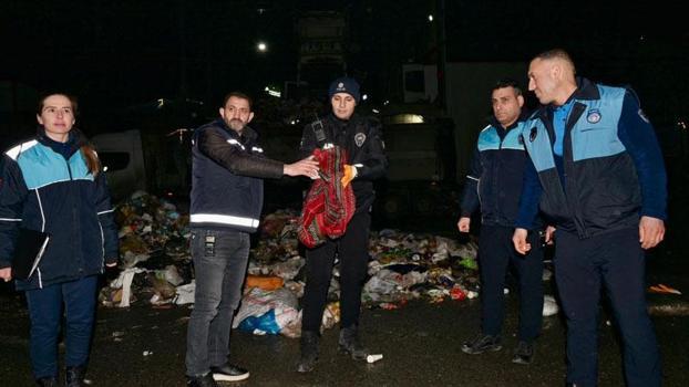 Esenyurt'ta çöpte bulunan 1 milyon 200 bin liralık altın sahibine teslim edildi