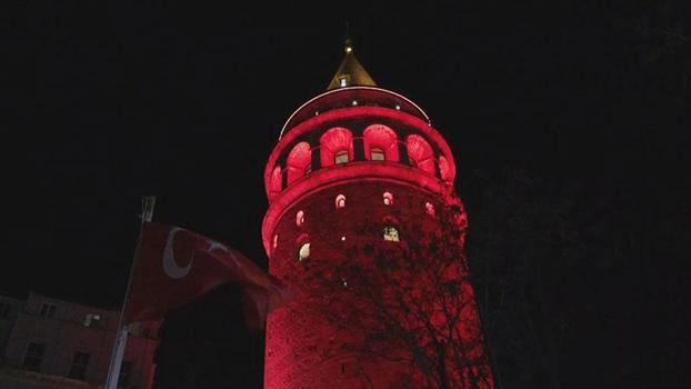 Galata Kulesi 'Multipl Miyelom' hastalığına farkındalık kapsamında kırmızı ışıklarla aydınlatıldı