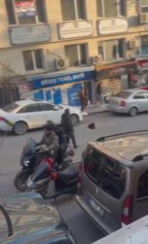 İstanbul - Fatih'te etrafa rastgele bıçakla saldıran şüpheli kamerada