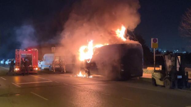 İstanbul - Kağıthane'de park halindeki servis midibüsü alev alev yandı