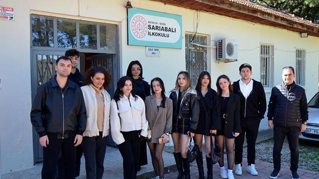 Üniversite öÄŸrencileri ilkokulun kapılarını boyadı, kırık camlarını deÄŸiÅŸtirdi, kütüphane oluÅŸturdu