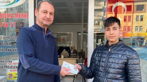 Esnafın yolda bulduğu para sahibine ulaştırıldı