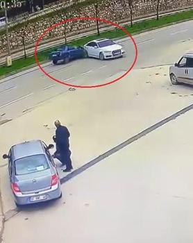 El freni çekilmediği için hareket eden otomobile başka otomobil çarptı