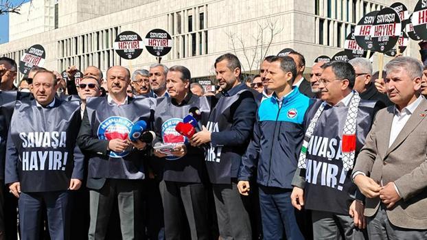 Memur-Sen üyeleri, büyükelçilik önünde, ABD ve İsrail'e tepki gösterdi