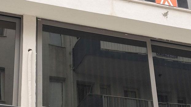 İş merkezindeki pencerenin sokağa düşmesi kamerada