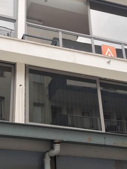 İş merkezindeki pencerenin sokağa düşmesi kamerada