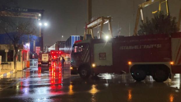 Tuzla’da kuru yük gemisinde çıkan yangın söndürüldü