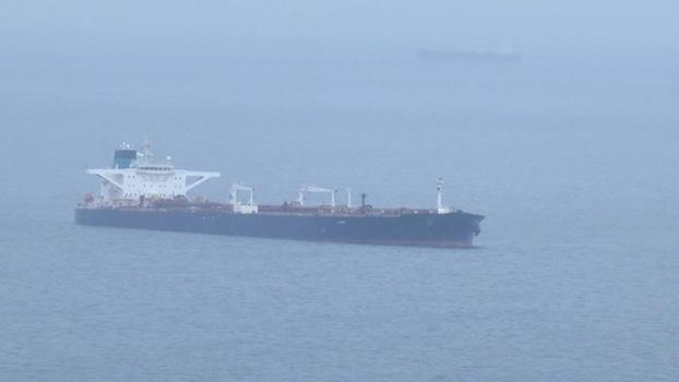 Karadeniz'de saldırıya uğrayan petrol tankeri Türkeli Demirleme Sahası'na çekildi