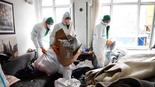 Mahkeme kararıyla boşaltılan evden 4 kamyon atık çıkarıldı