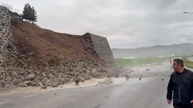 Şırnak'ta istinat duvarının yıkıldığı anlar kamerada