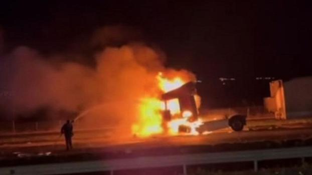 Gaziantep'te seyir halindeki TIR alev alev yandı