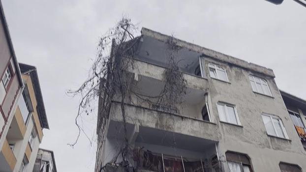 Bağcılar'da 4 katlı binanın çatısı çöktü