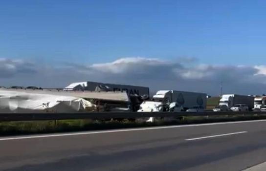 Gaziantep'te TIR, otomobile çarptı: 2 yaralı