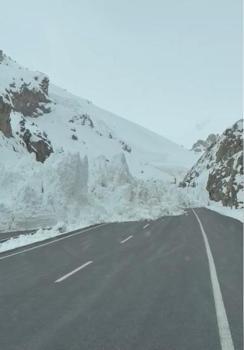 Van-Hakkari kara yoluna çığ düştü, araçlar mahsur kaldı