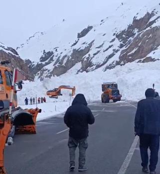 Van-Hakkari kara yoluna çığ düştü, araçlar mahsur kaldı / Ek fotoğraflar