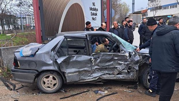 Kamyonet ile otomobil çarpıştı; 2'si bebek 9 yaralı