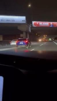 İstanbul- Pendik Tem Otoyolu'nda trafiği tehlikeye atan otomobil sürücüsü kamerada