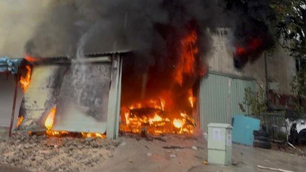 Antalya'da araç boyama atölyesindeki yangın, bitişikteki iş yerine sıçradı