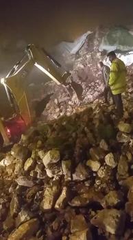 Batman’da çöken ahırdaki 5 büyükbaş kurtarıldı