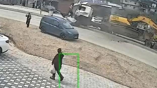 Hatay'da TIR'ın refüje çıktığı anlar kamerada