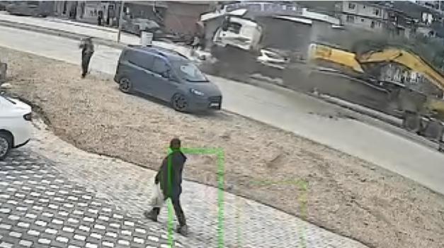 Hatay'da TIR'ın refüje çıktığı anlar kamerada