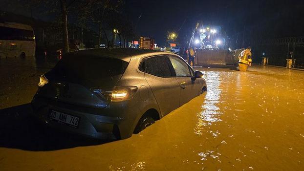 Manisa’da sağanak; araçlar yolda mahsur kaldı