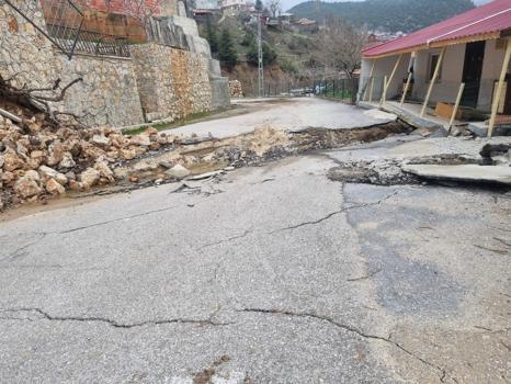 Mersin'de heyelan nedeniyle bazı evler zarar gördü