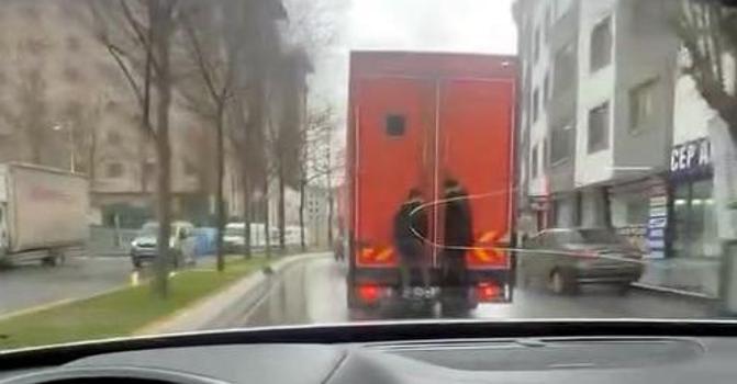 Esenyurt'ta trafikte patenle tehlikeli yolculuk kamerada