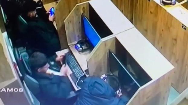 Beyoğlu’nda uyuyakalan kişinin cep telefonunu çalıp oyun oynamaya devam etti