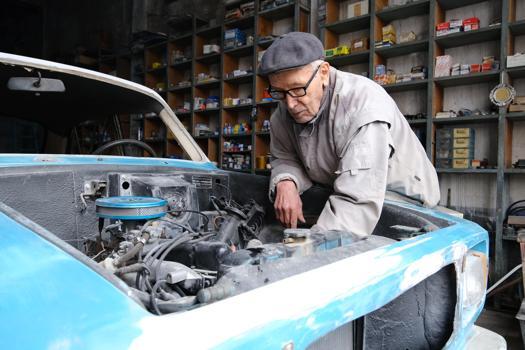 90 yaşındaki Anadol ustası, araçları yeniden trafiğe çıkarıyor