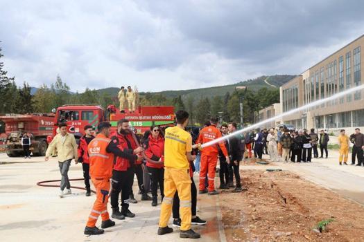 Hatay’da 120 gönüllüye orman yangınına müdahale eğitimi verildi