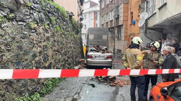 İstanbul - Kağıthane’de yağış sonrası duvar park halindeki aracın üstüne yıkıldı