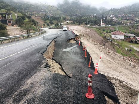 Aydın'da toprak kayması; kara yolu ikinci kez çöktü