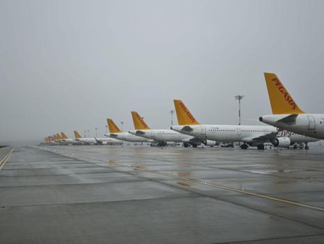 İstanbul - Sabiha Gökçen Havalimanı'nda uçuşlara yağmur engeli; 42 uçak divert etti