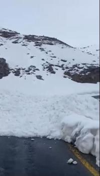 Uludere’de çığ düştü, yol kapandı